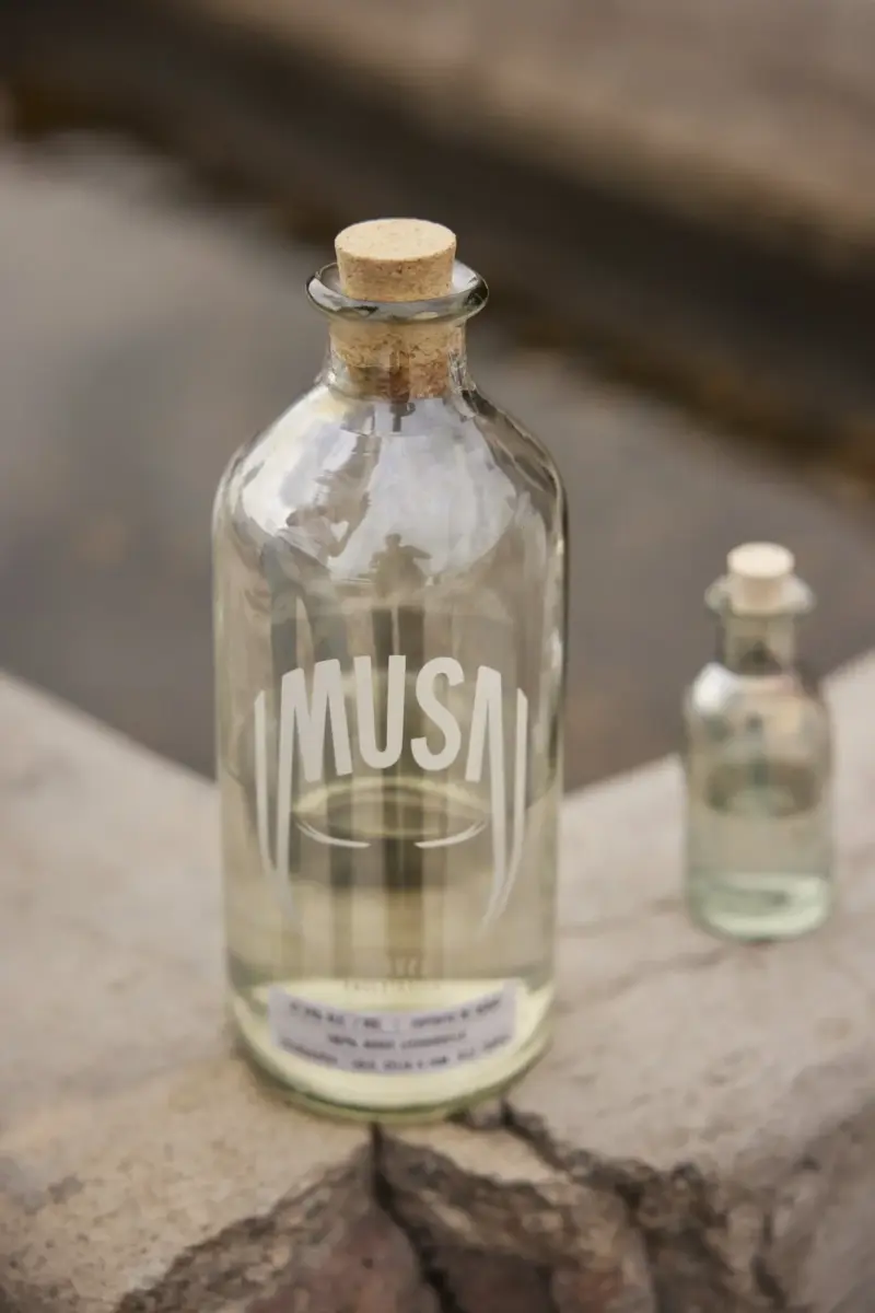 botella de vidrio soplado de Musa con corcho