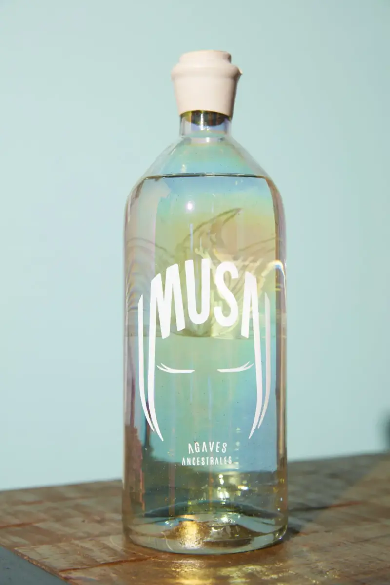 botella tornasolada de destilados Musa