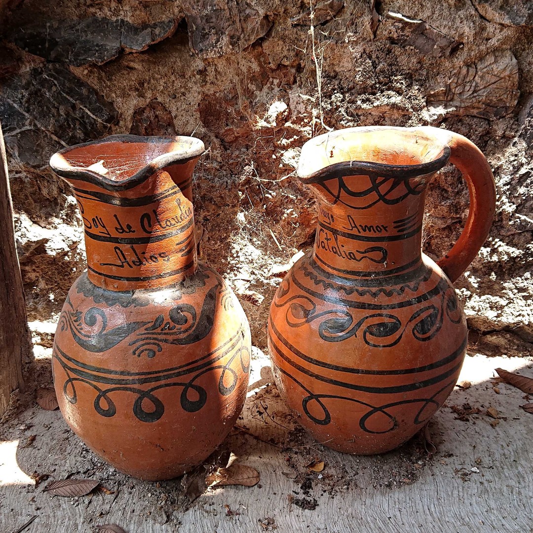 dos jarros de barro artesanales pintados a mano
