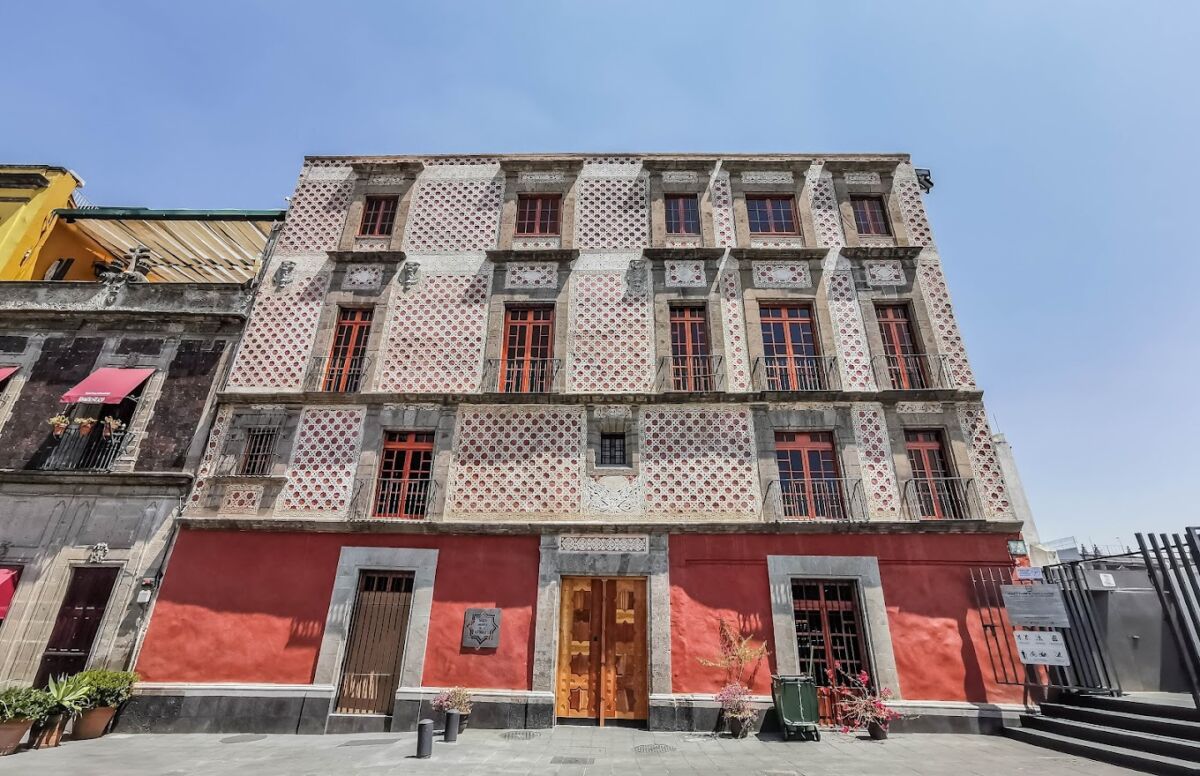 fachada de la  Casa de las Ajaracas, en el Centro Histórico de la CDMX 