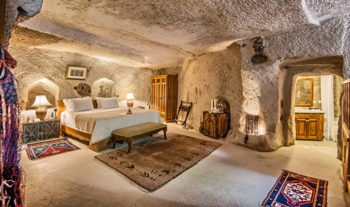Dormir en unas cuevas lujosas: el hotel con habitaciones de piedra que se fusionan con el paisaje