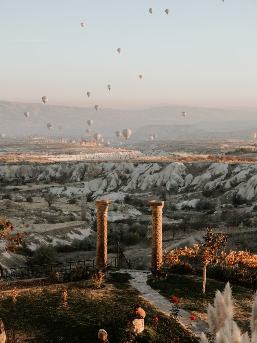 paisaje de capadocia con globos aerostáticos