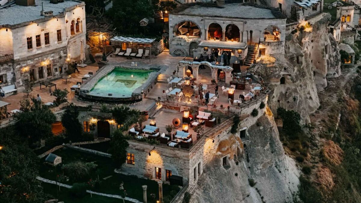 toma aérea de la terraza con alberca de museum hotel en capadocia