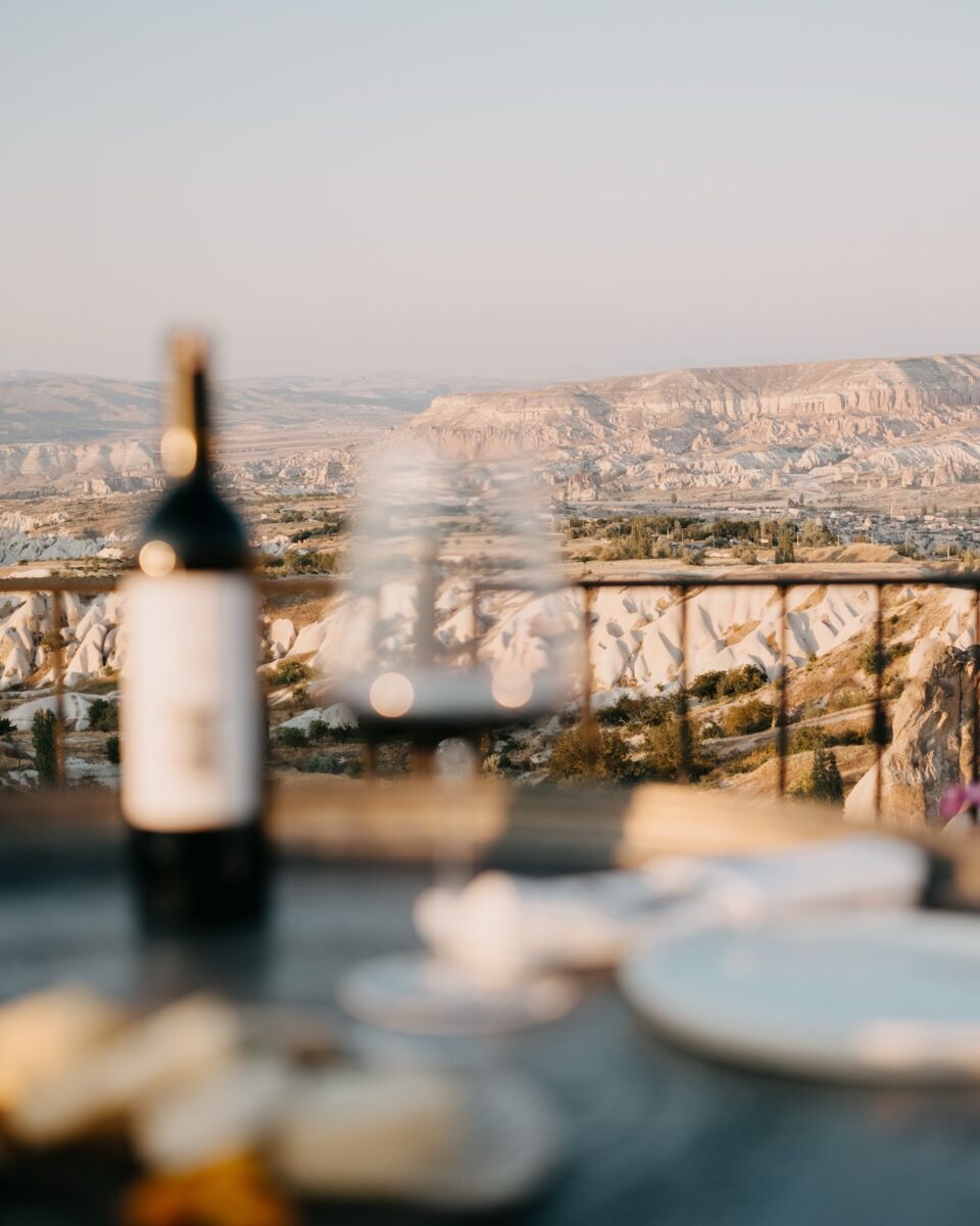 paisaje de capadocia detras de una botella de vino y una copa desenfocadnos