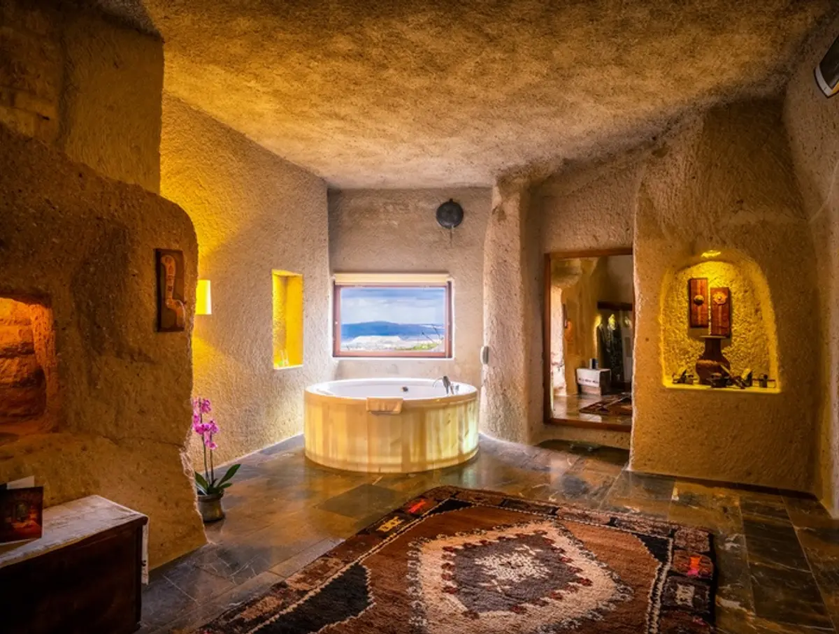habitacion con tapetes turcos y un jacuzzi funto a la ventana