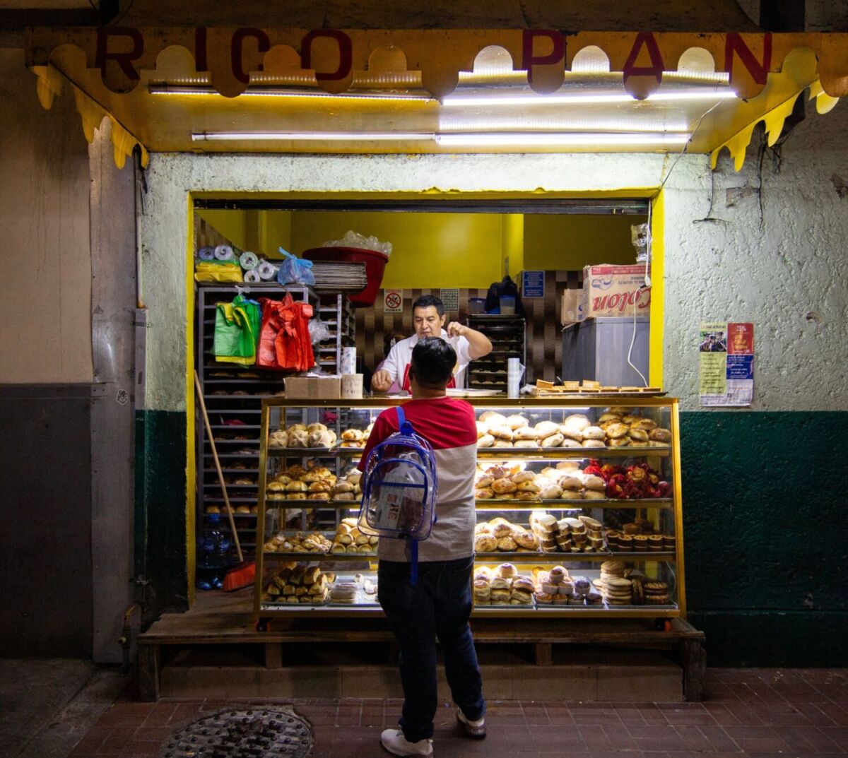 Niño comprando panes dulces tradicionales de México