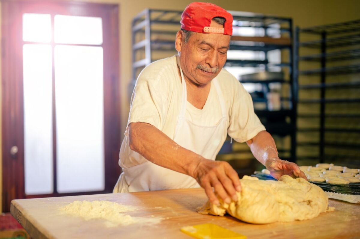 Panadero mexicano elaborando panes dulces en peligro de extinción