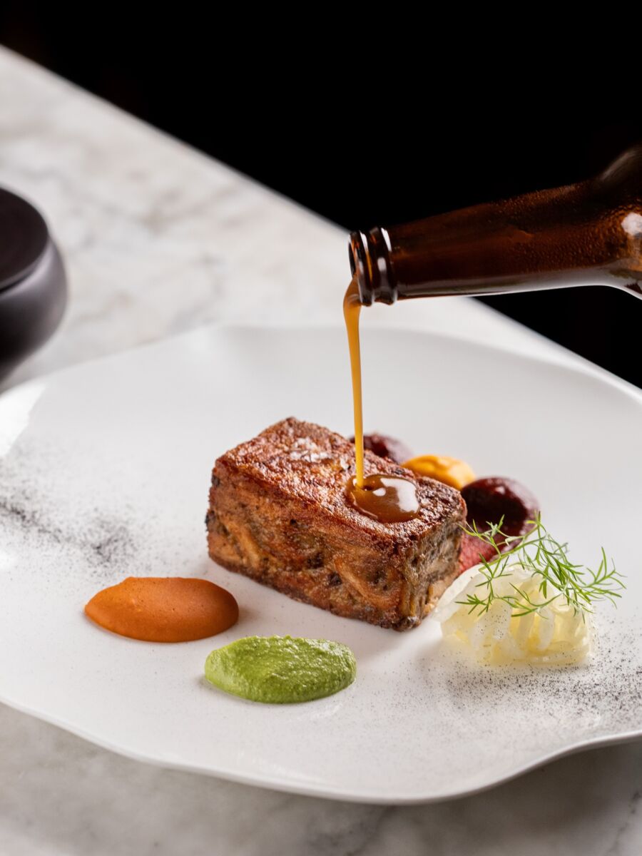 plato de cabrito braséado en un restaurante elegante