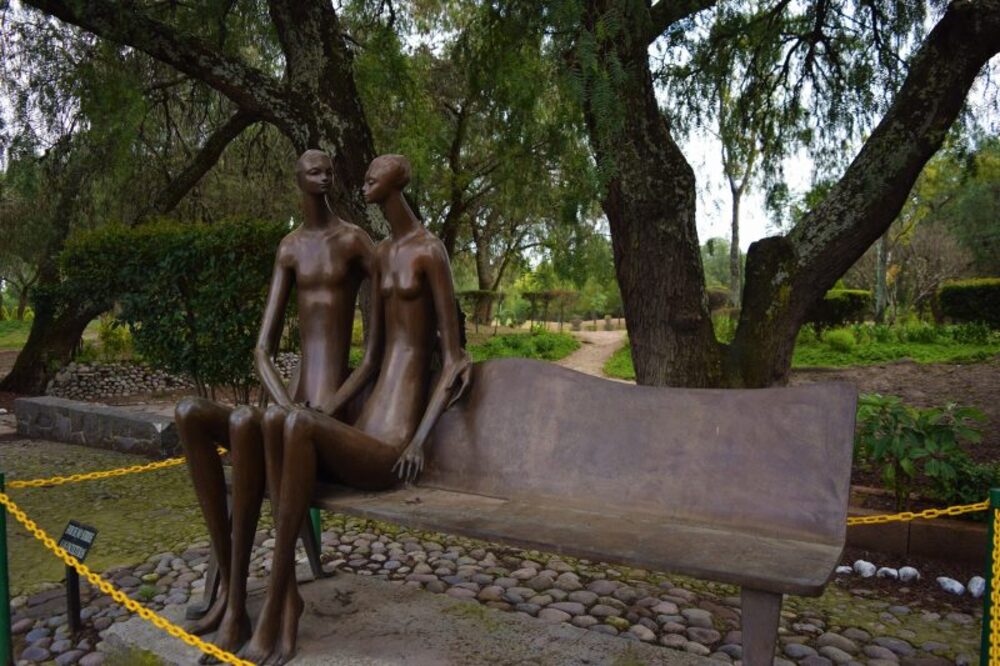 Escultura de Charlotte Yazbek en el Parque de las Esculturas de Izcalli 