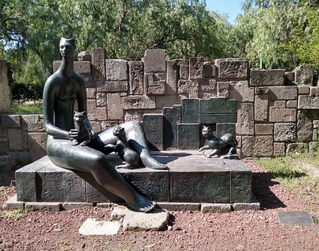 Escultura 'Nuestra señora de los gatos", de Charlotte Yazbek en Cuautitlán Izcalli 