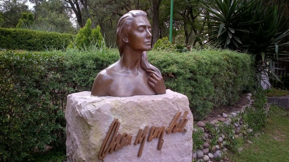 Busto de Charlotte Yazbek en el Parque de las Esculturas en Cuautitlán Izcalli