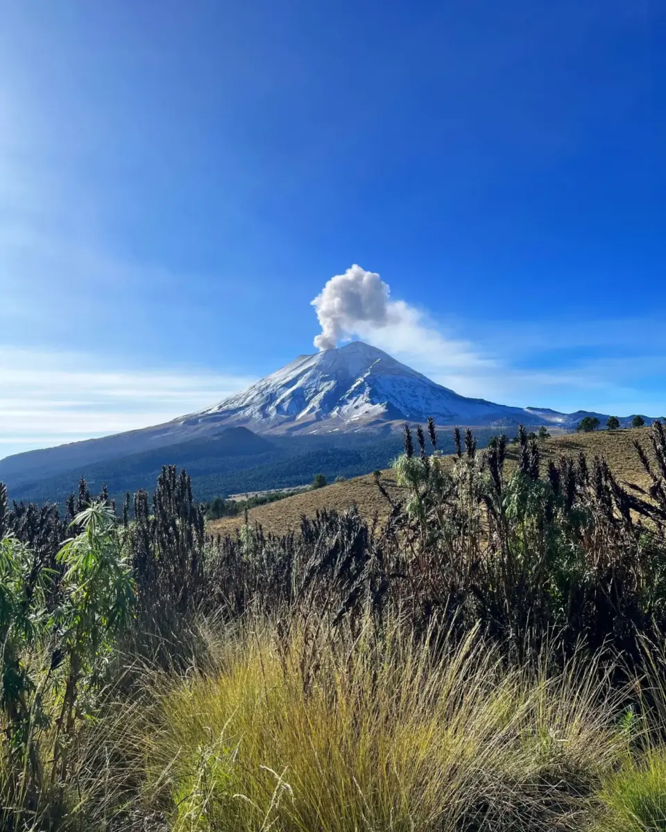volcán popocatépetl expulsando cenizas en un día soleado