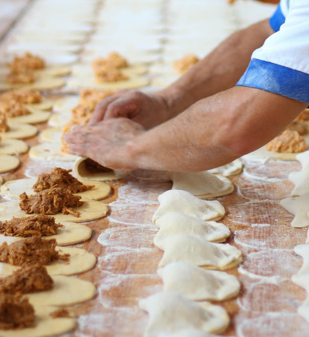 persona horneando empanadas dulces para pastelería