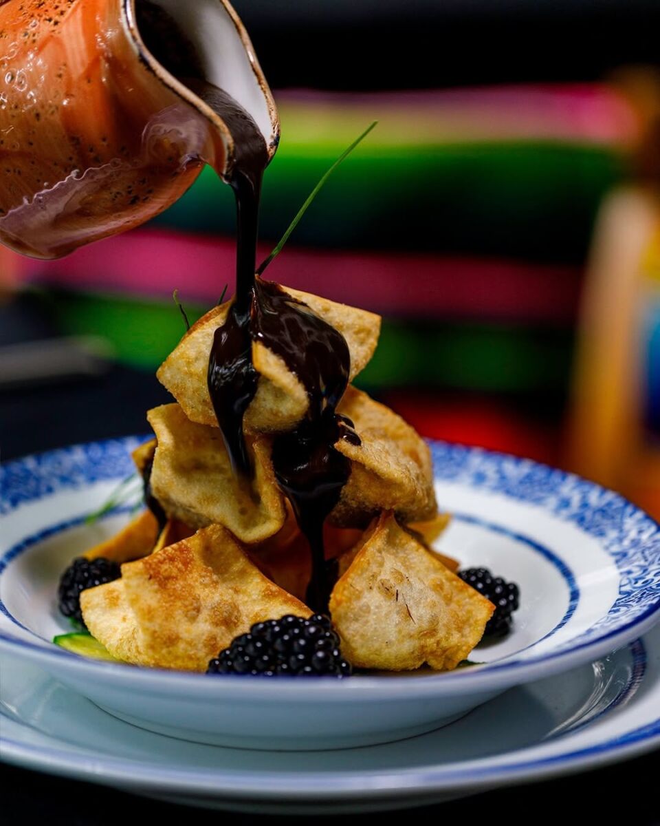 buñuelos de pato con mole negro