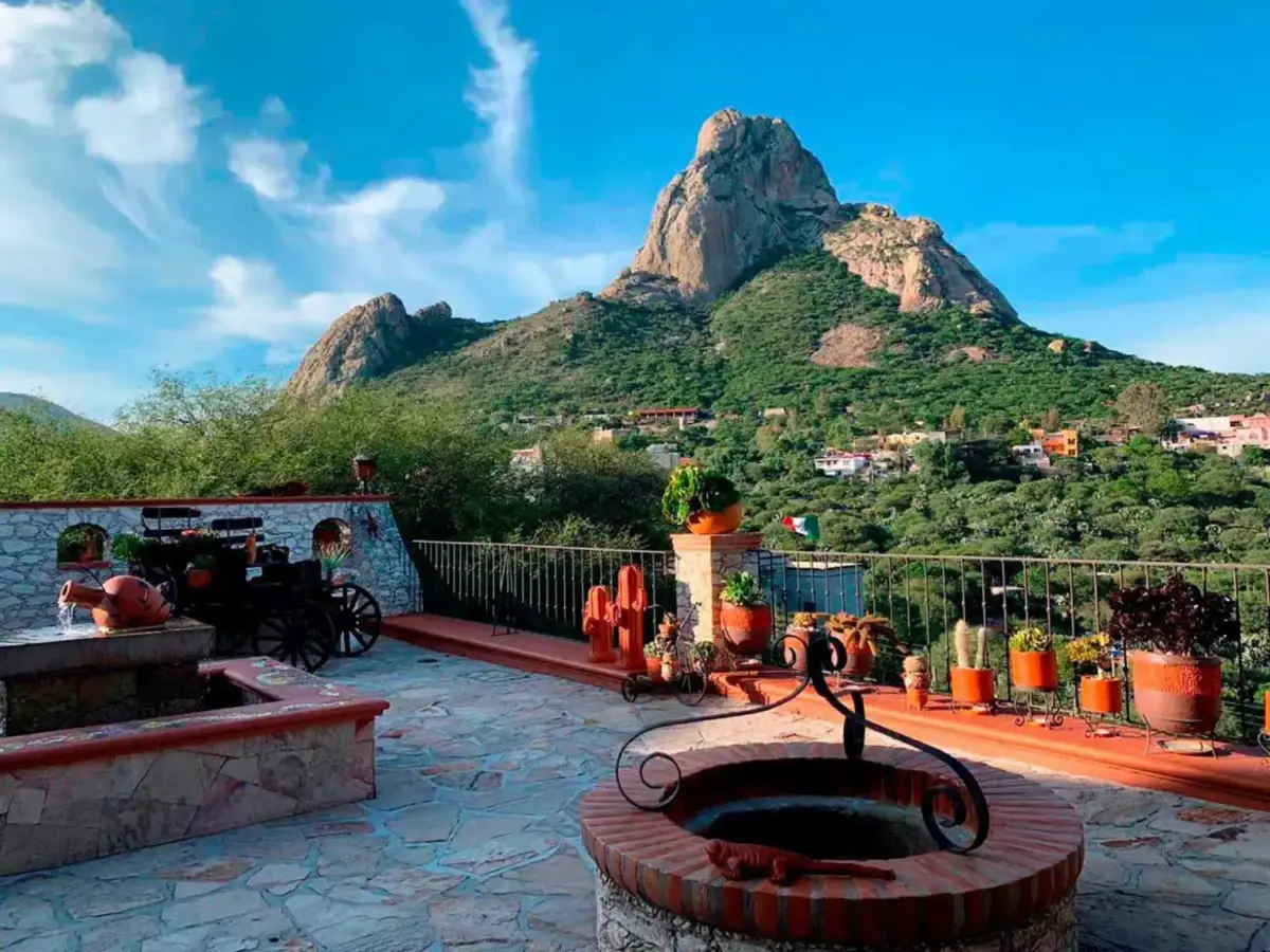 peña de bernal con el día soleado