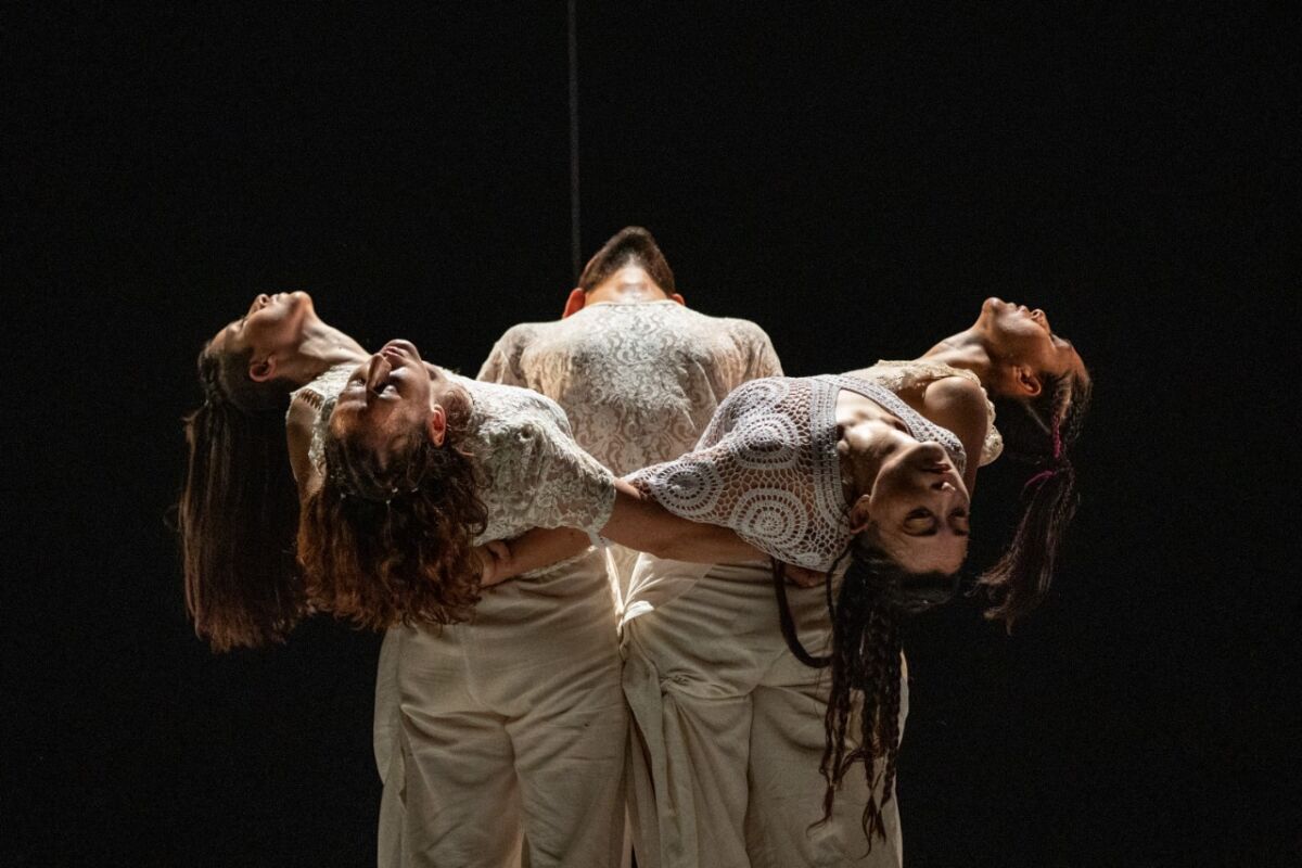 personas bailando danza contemporánea con trajes blancos