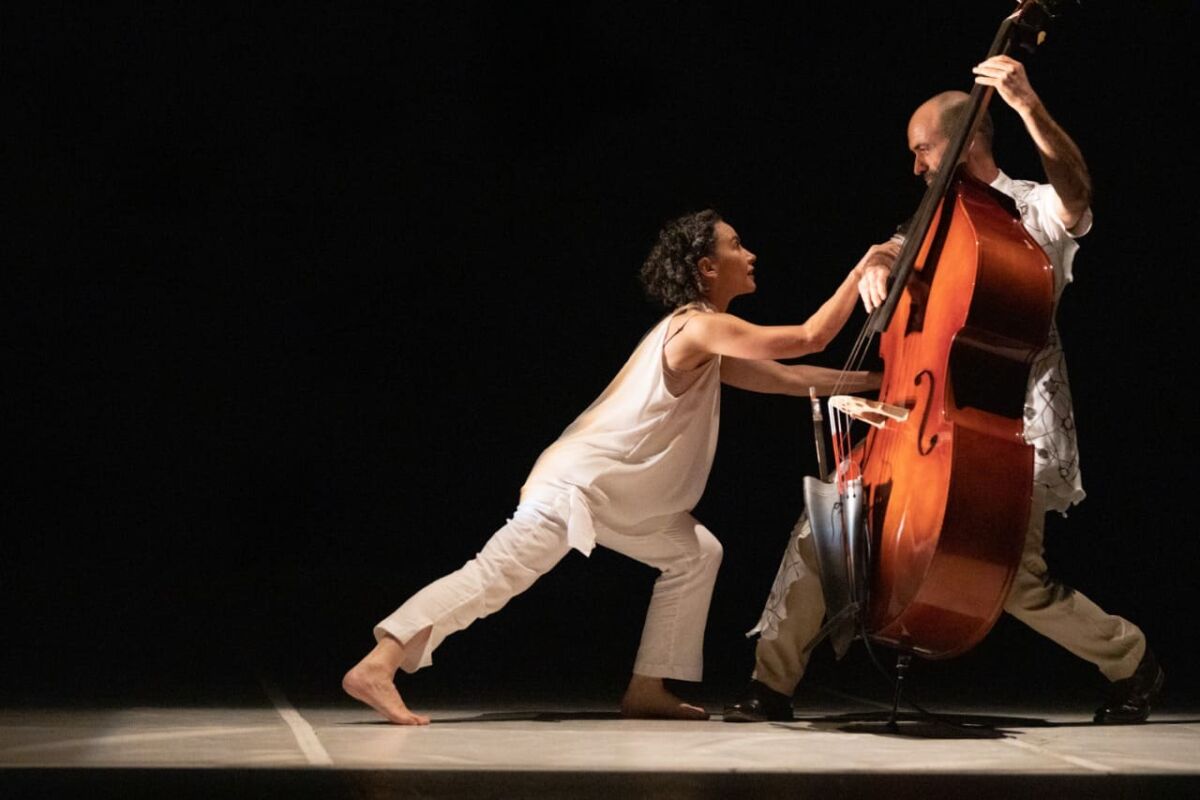 mujer bailando danza contemporánea junto a un hombre tocando el chelo