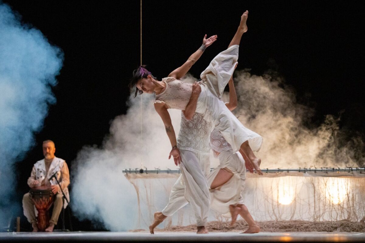 bailarines de danza contemporánea en escenario con hielo seco