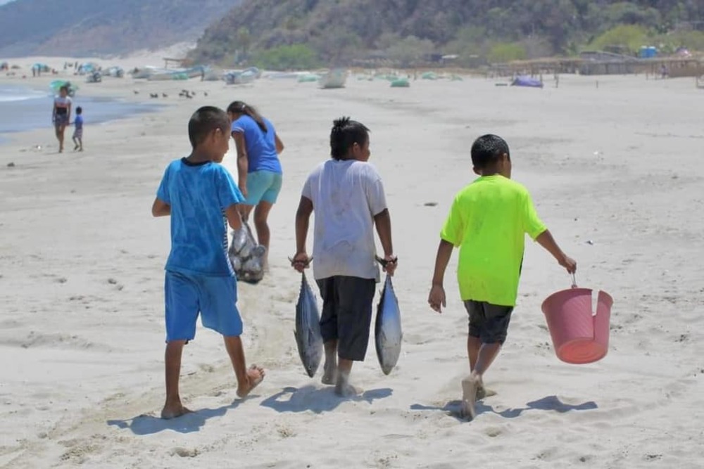 Niños pescadores en la Comunidad de Chipehua 