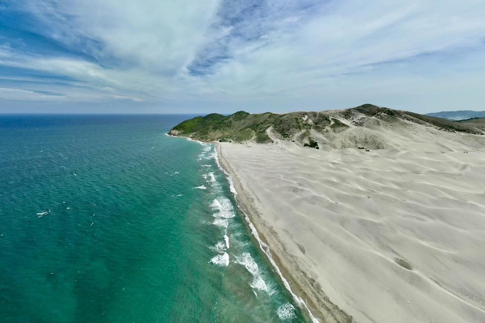 Punta de las dunas de arena junto al mar en la Playa Chipehua