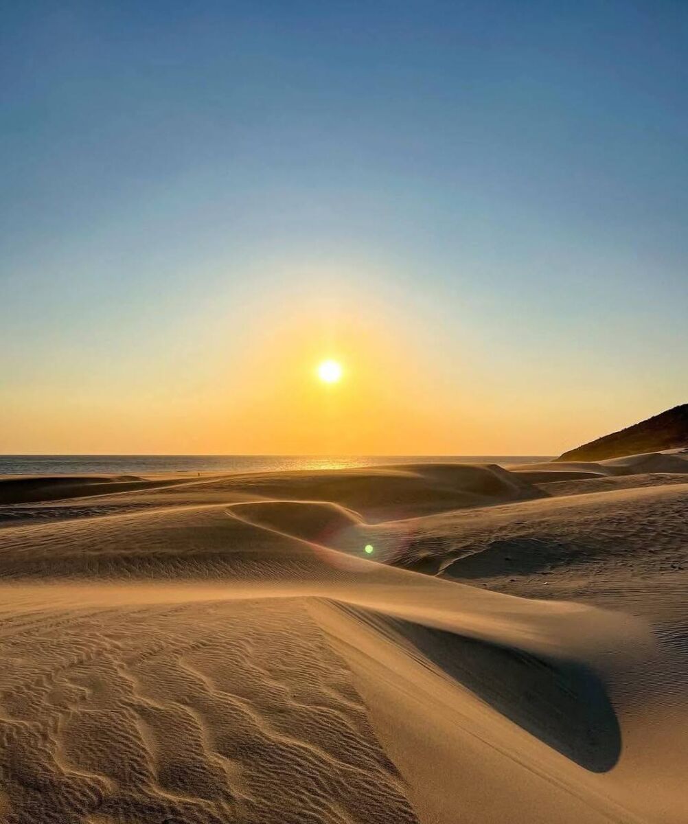 Dunas de arena y el mar al fondo en Playa Chipehua, Oaxaca