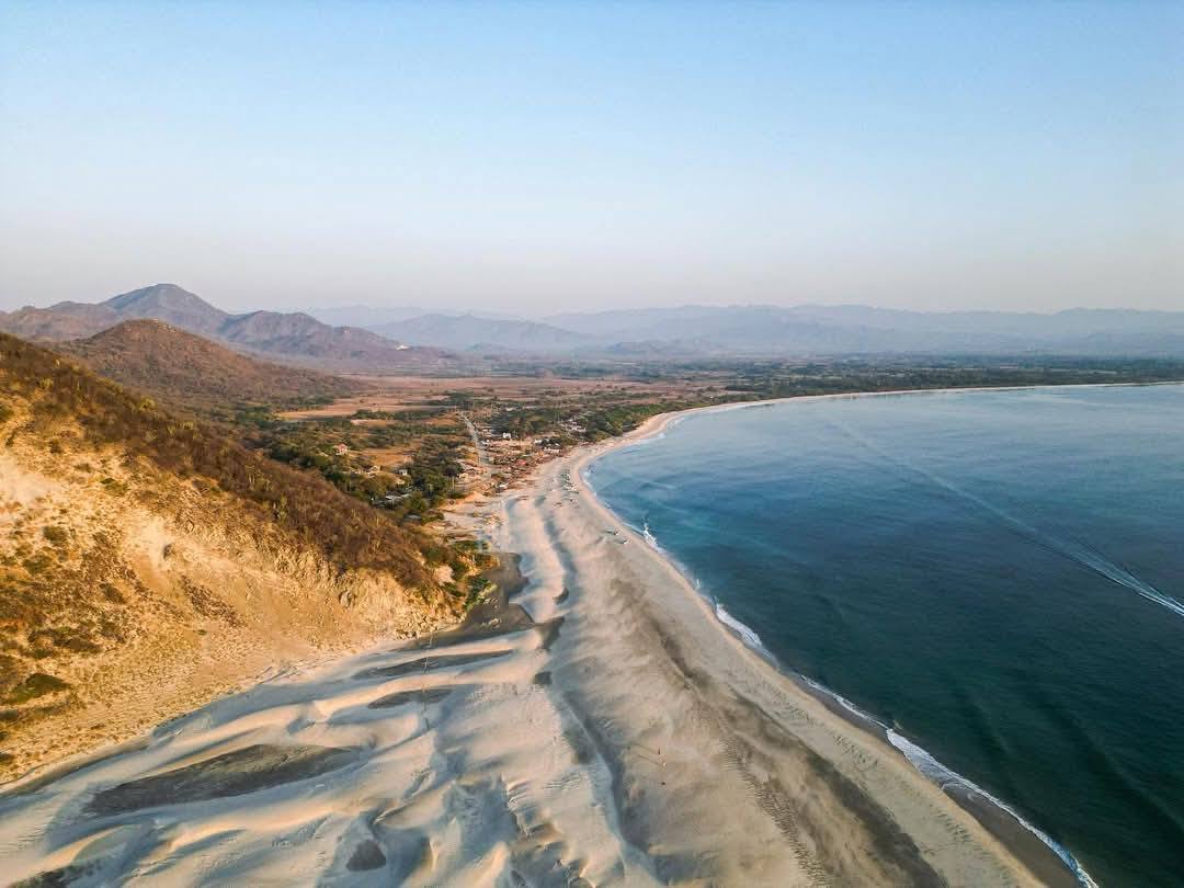 Vista panorámica de la Playa de Chipehua en Oaxaca 