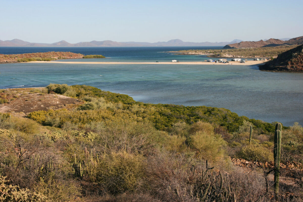 mar uniéndose al desierto 