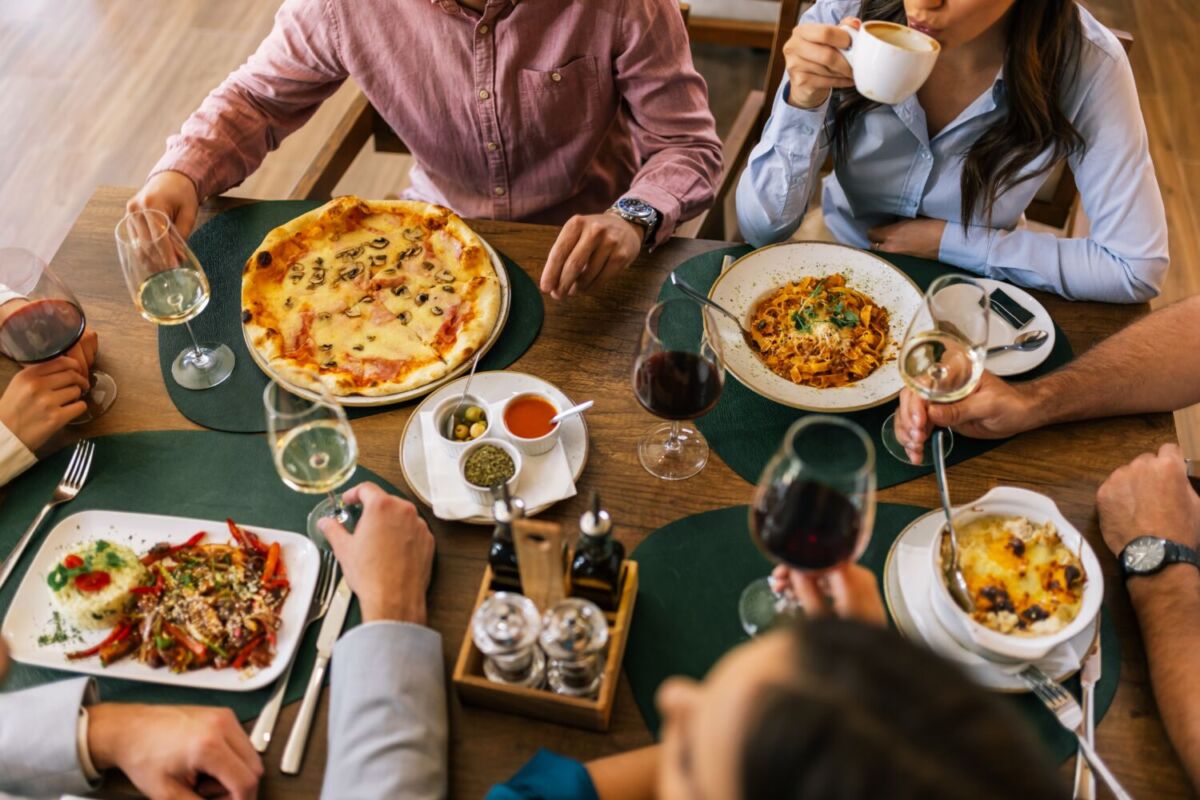 Comida de varias personas siguiendo el protocolo en la mesa