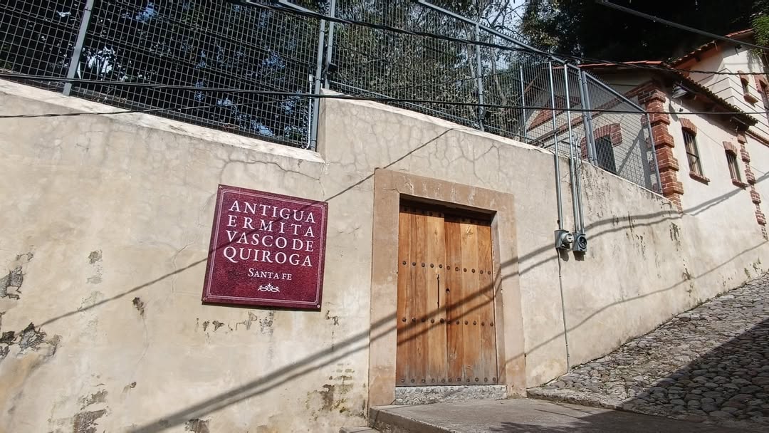 Entrada a la Antigua Ermita de Vasco de Quiroga en el Pueblo de Santa Fe 