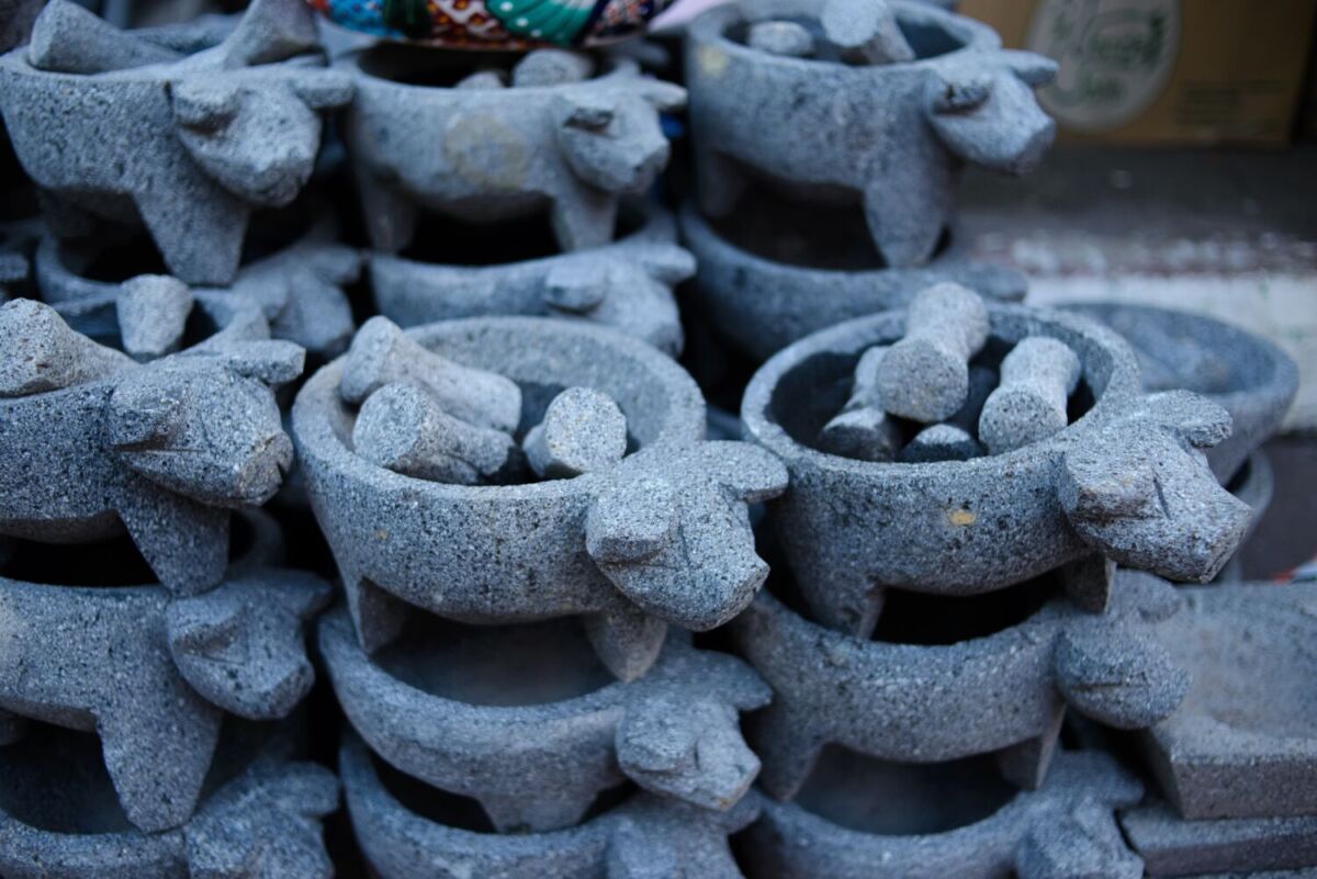 molcajete hecho con roca volcánica 