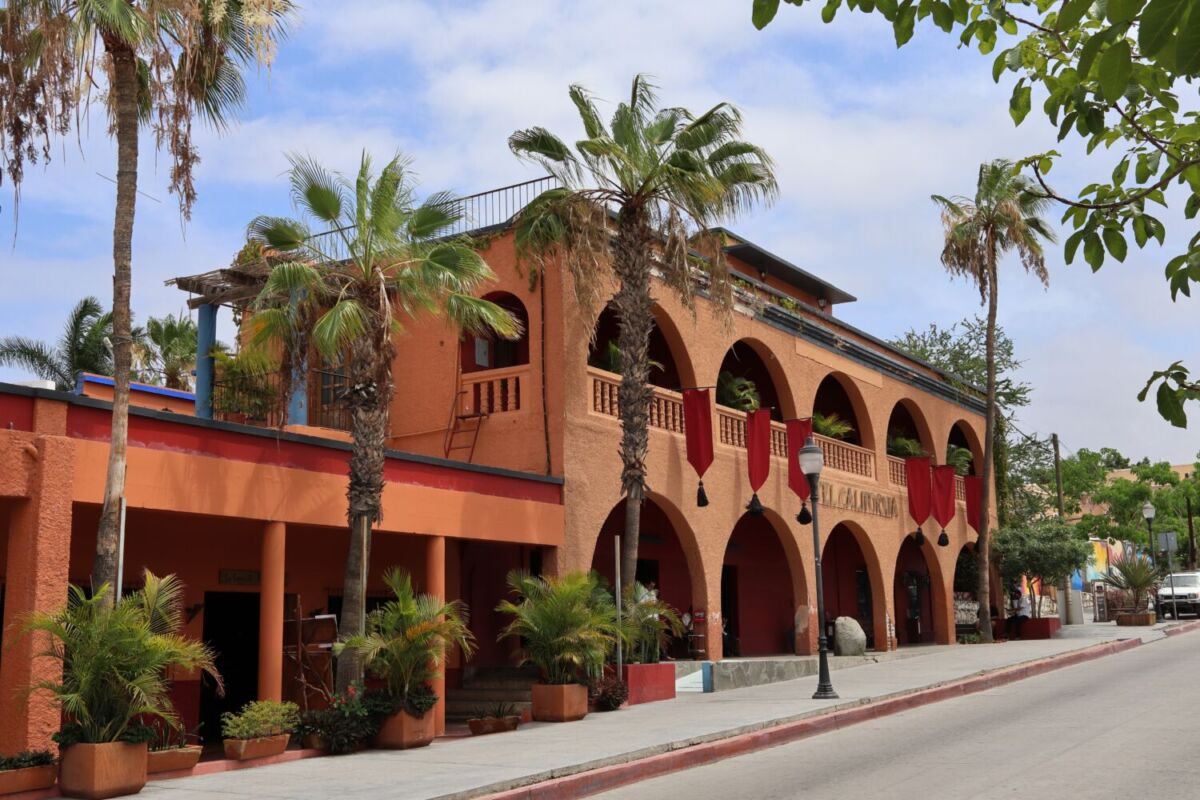 hotel de fachada roja 
