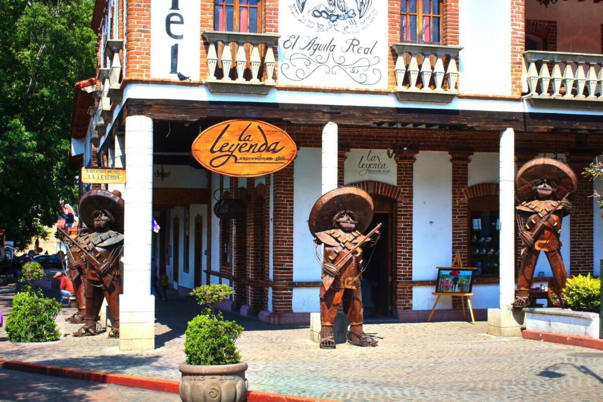 Fachada de color blanco y detalles en madera en el Estado de México