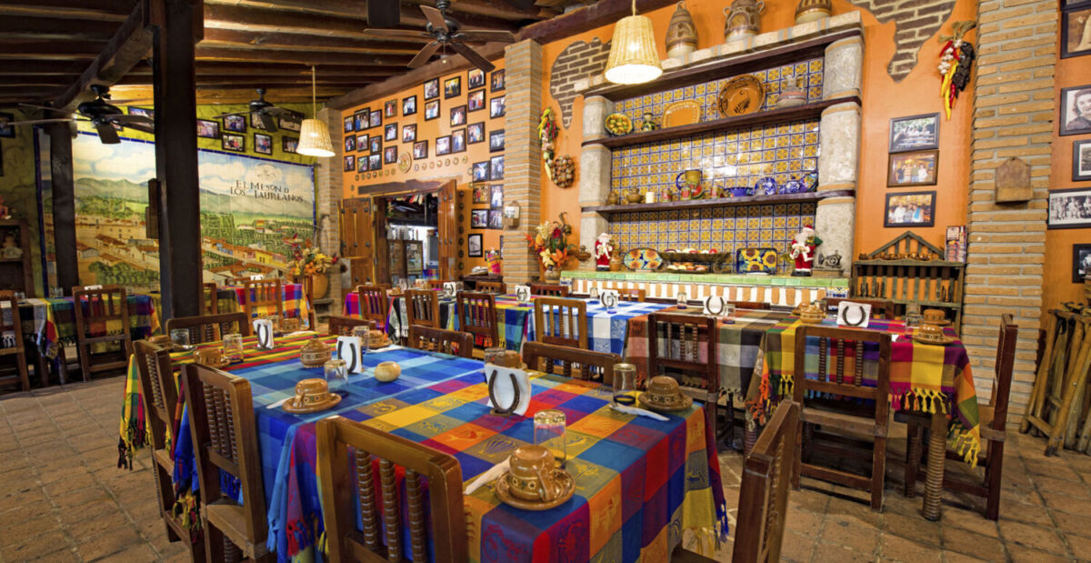 restaurante tradicional mexicano con mesas de madera y manteles de colores