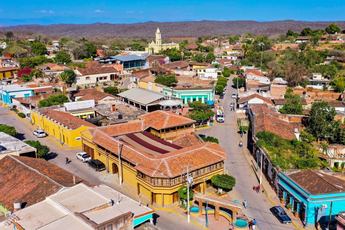 vista aérea de La Noria, Sinaloa con casas de colores y techos de teja