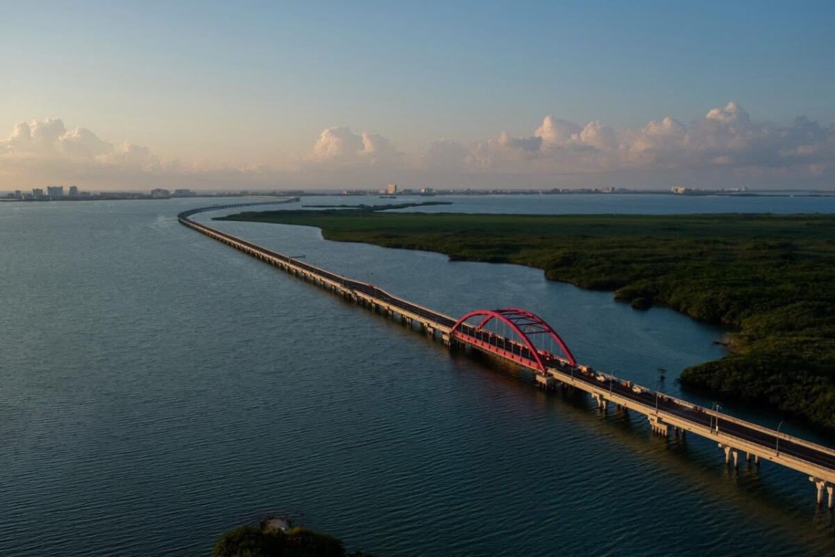 Vista aérea del nuevo Puente Nichupté en Cancún 
