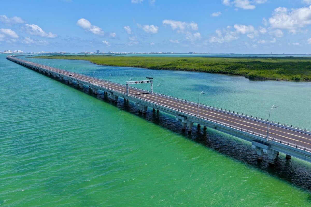 Recorre en bici el nuevo puente marítimo que atraviesa Cancún (el segundo más grande de Latinoamérica)