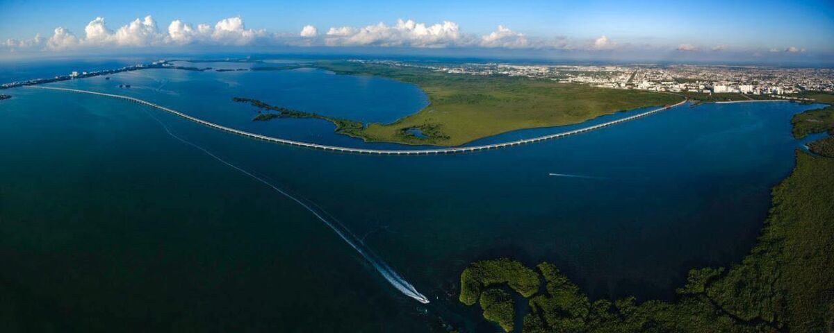Vista panorámica del Puente Nichupté en Cancún 