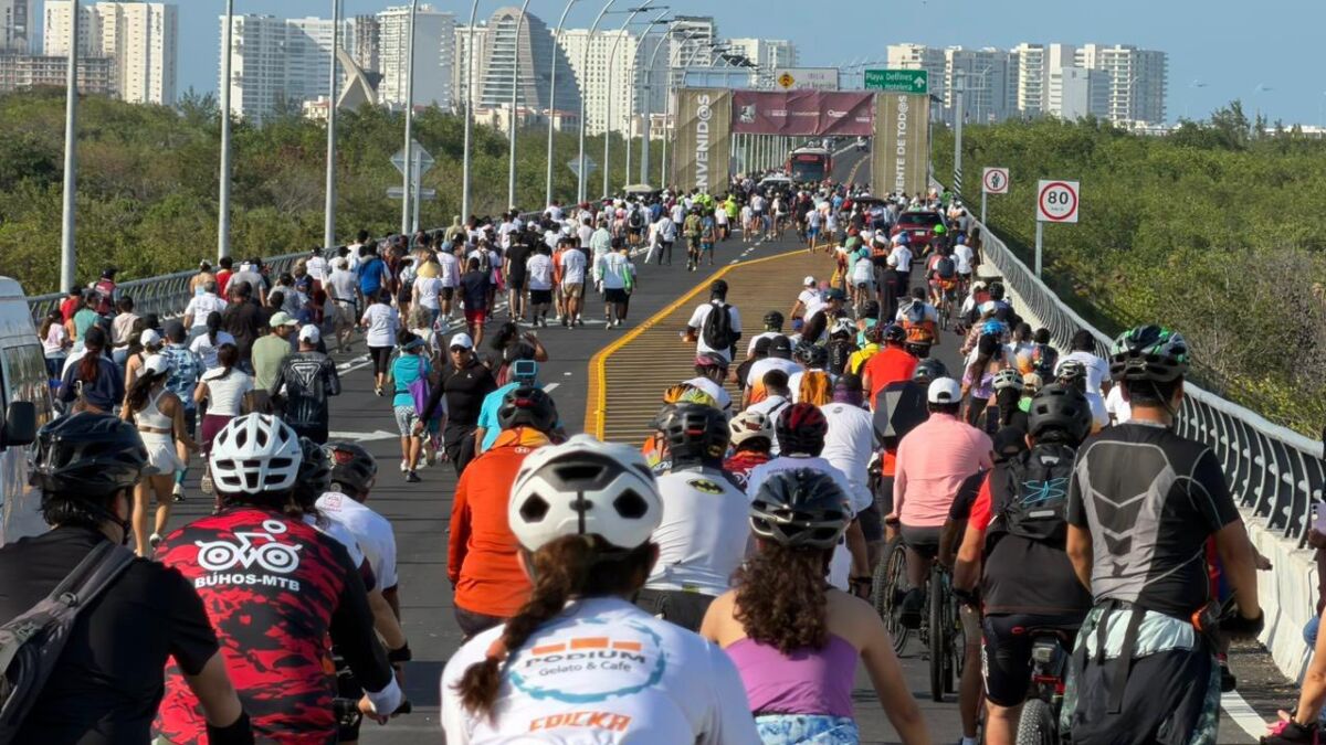 Ciclistas en la inauguración del Puente Nichupté