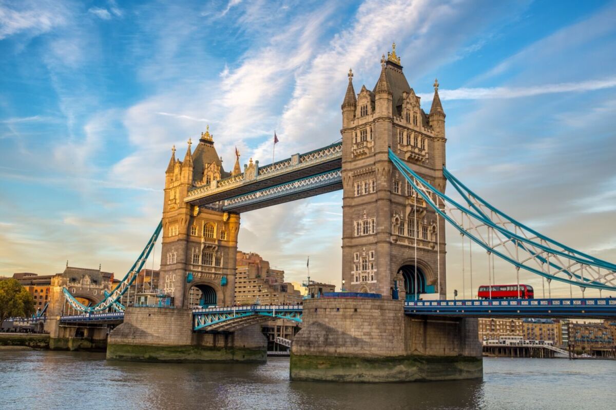 puente antiguo que se eleva sobre el río 