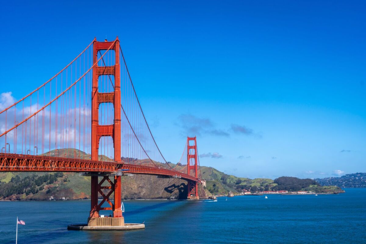 puente colgante en medio del mar 