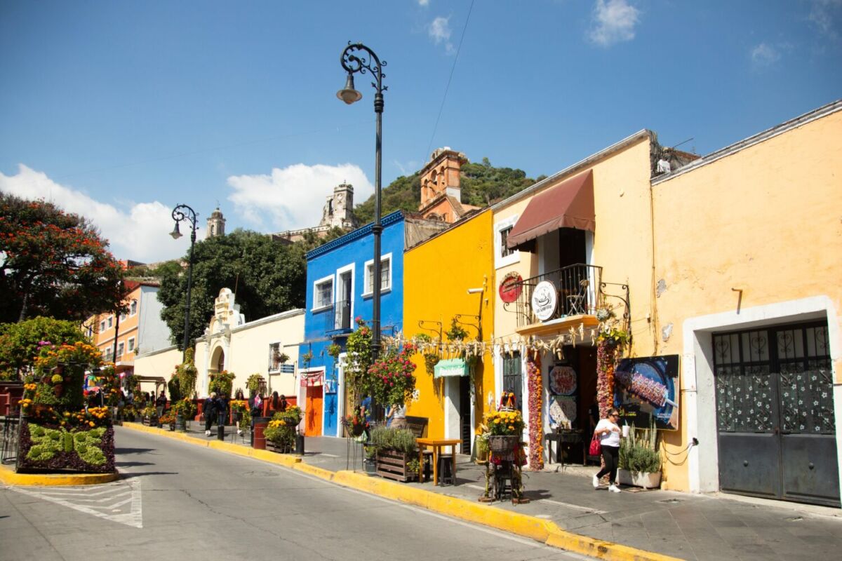 calles coloridas en un día soleado en atlixco
