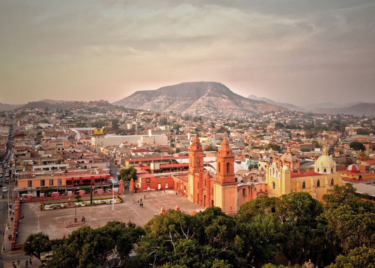 foto panorámica de Huajuapan de León y su iglesia amarilla