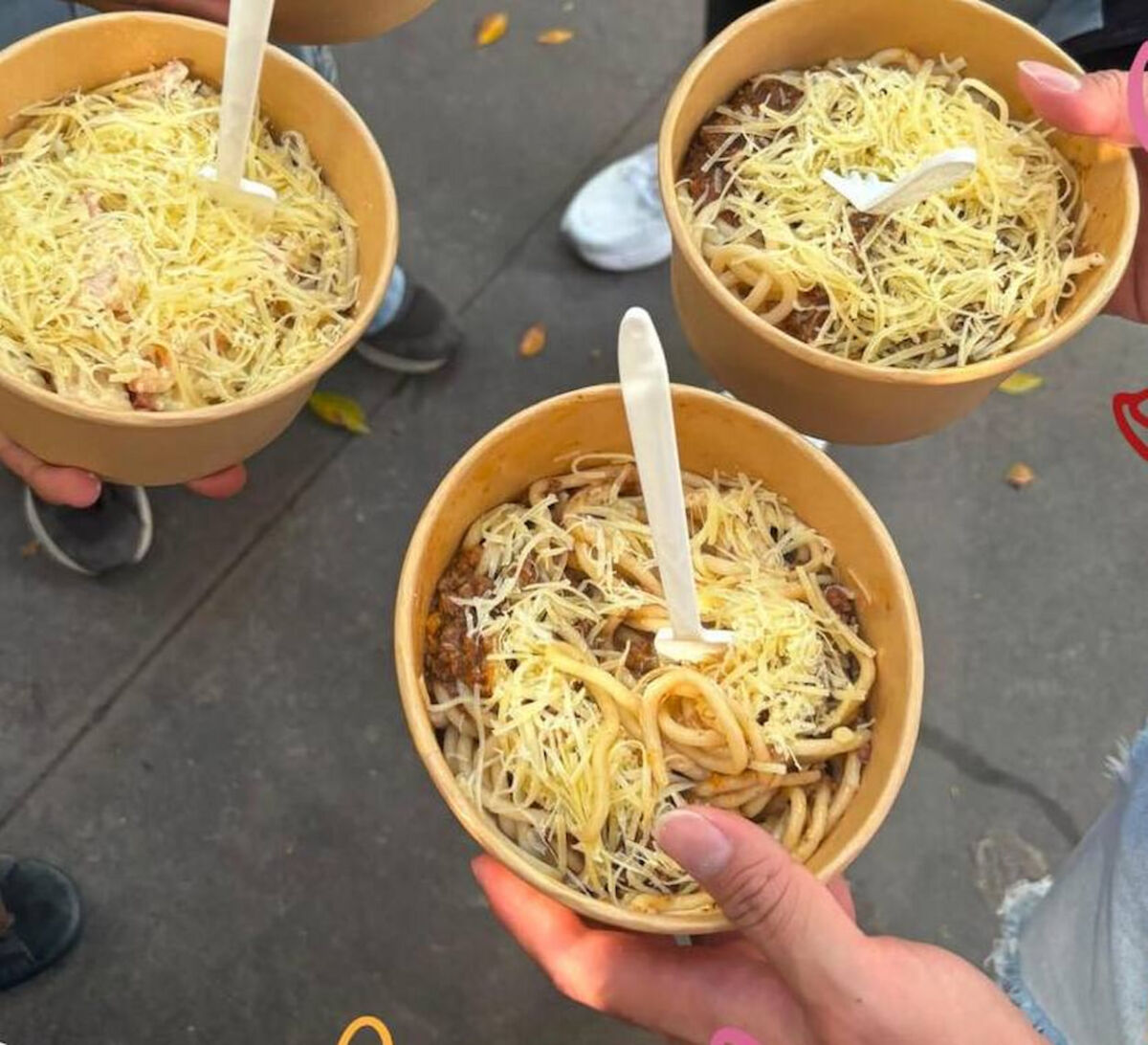 Puesto callejero en la CDMX: Por $100 pesos te preparan pasta artesanal con mucho queso parmesano