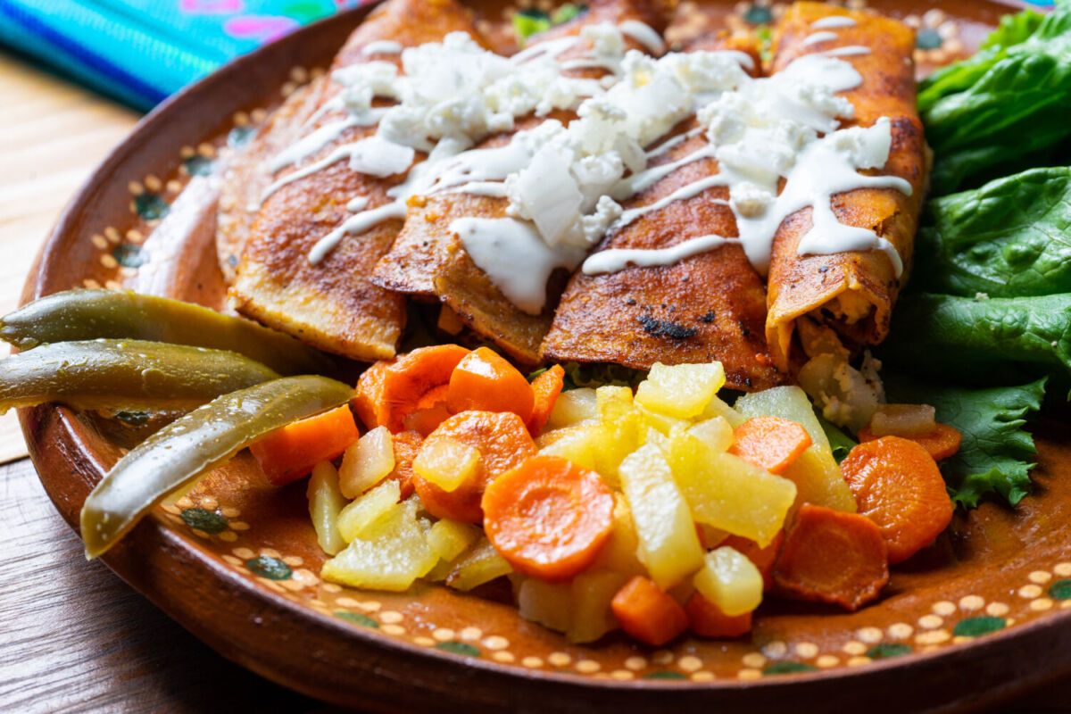 enchiladas queretanas servidas con papa y zanahoria 
