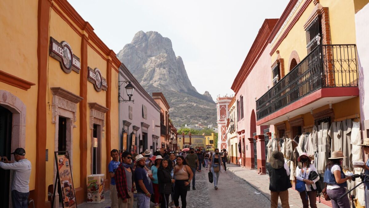 gente caminado en el Pueblo Mágico de Bernal 