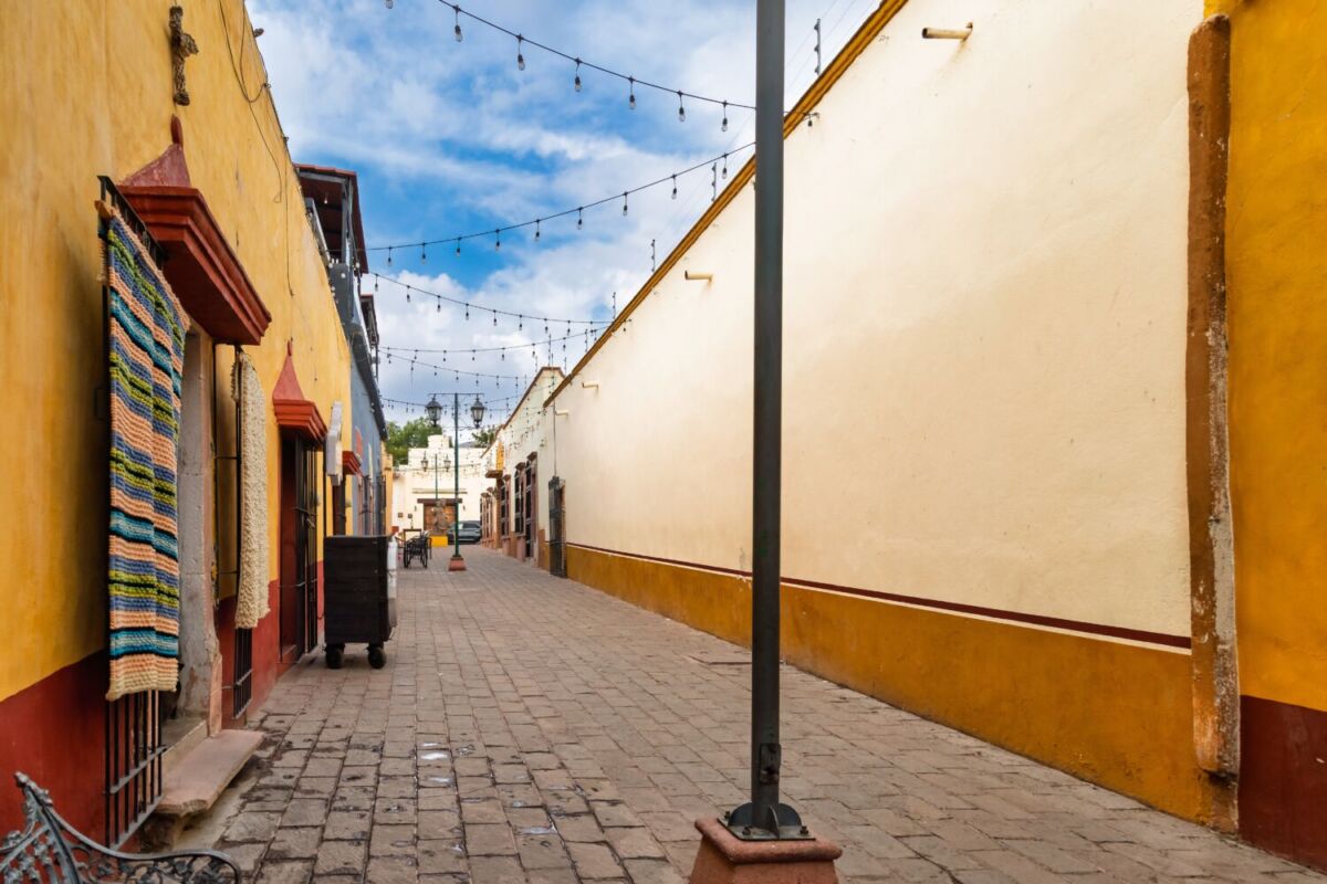calle adoquinada en el Pueblo Mágico de Bernal 