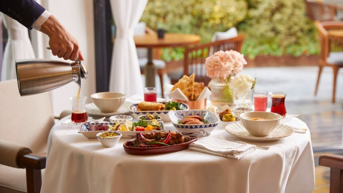 mesa servida con platillos típicos de Turquía 
