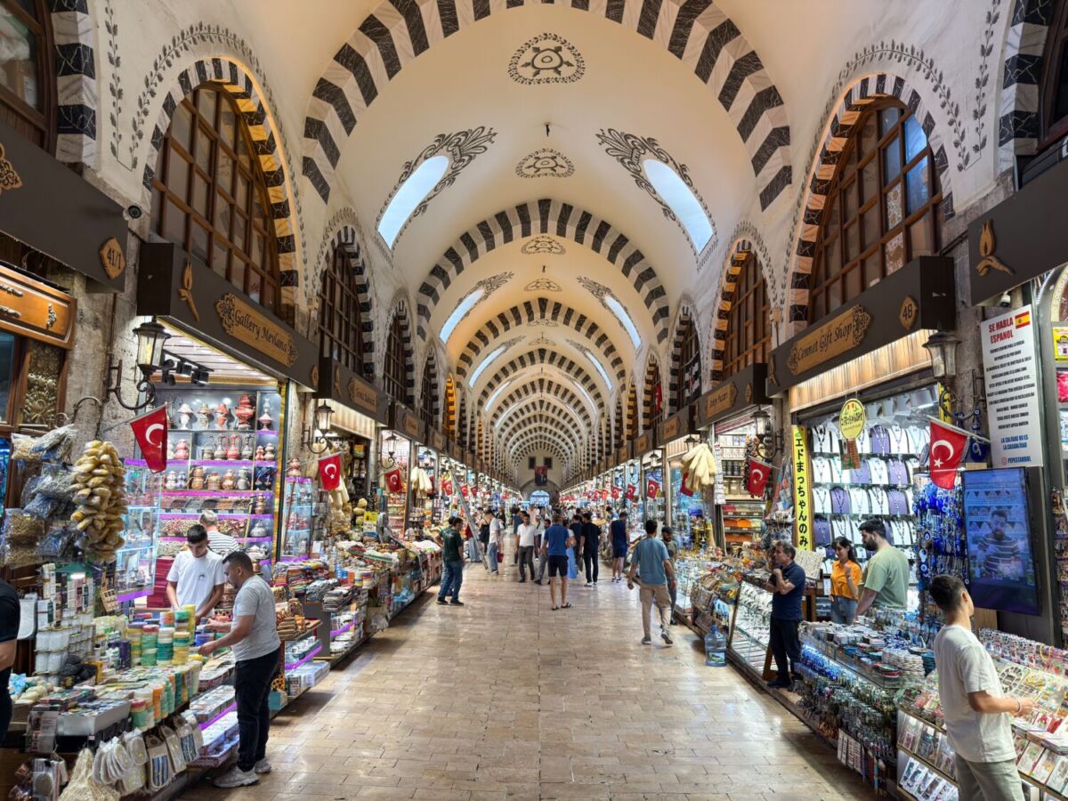 locales de ropa, joyería, aretesanías y especiales en el Gran Bazar de Estambul, Turquía 