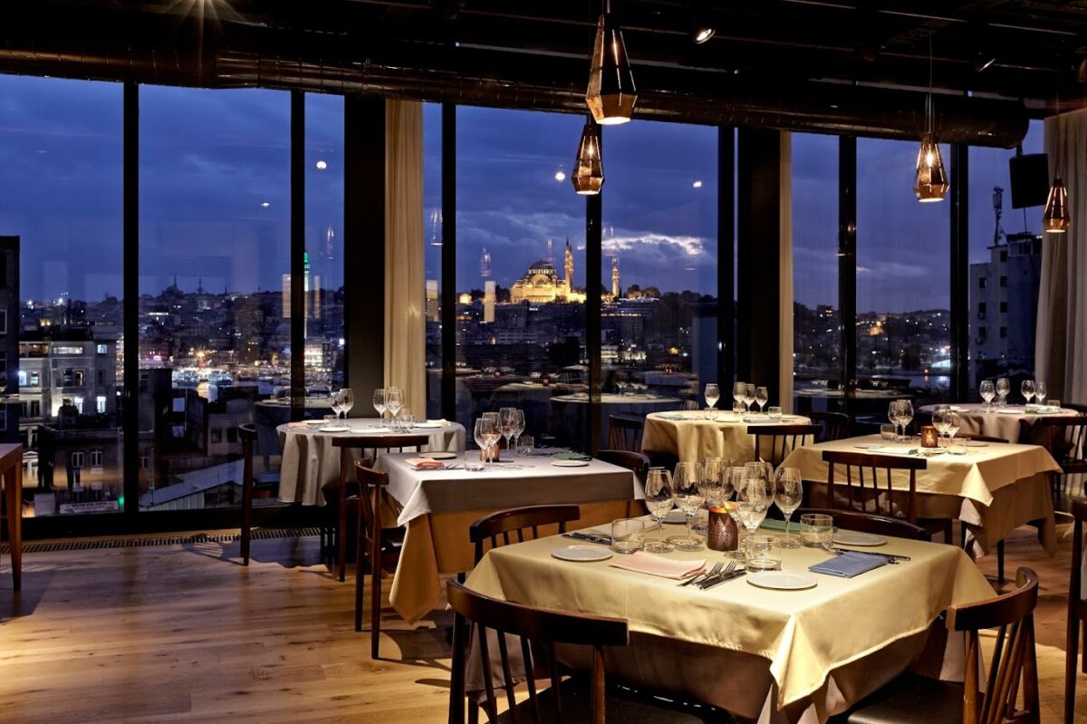 restaurante de mesas con manteles largos en Estambul 