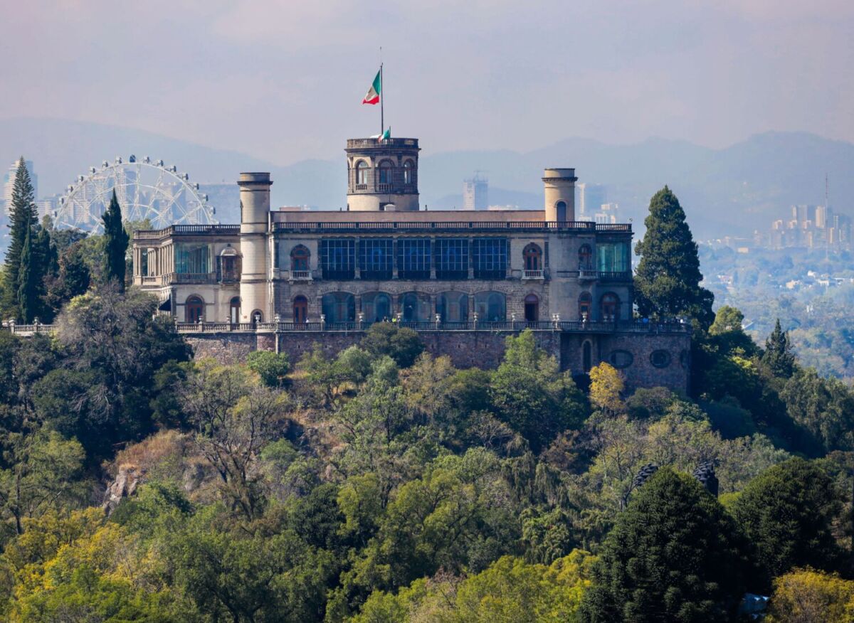 El Castillo de Chapultepec anclado en un cerro con árboles 
